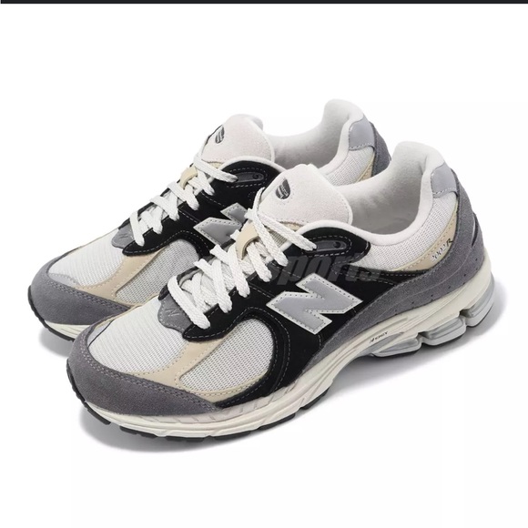 EUC NEW BALANCE 2002r - Picture 1 of 8